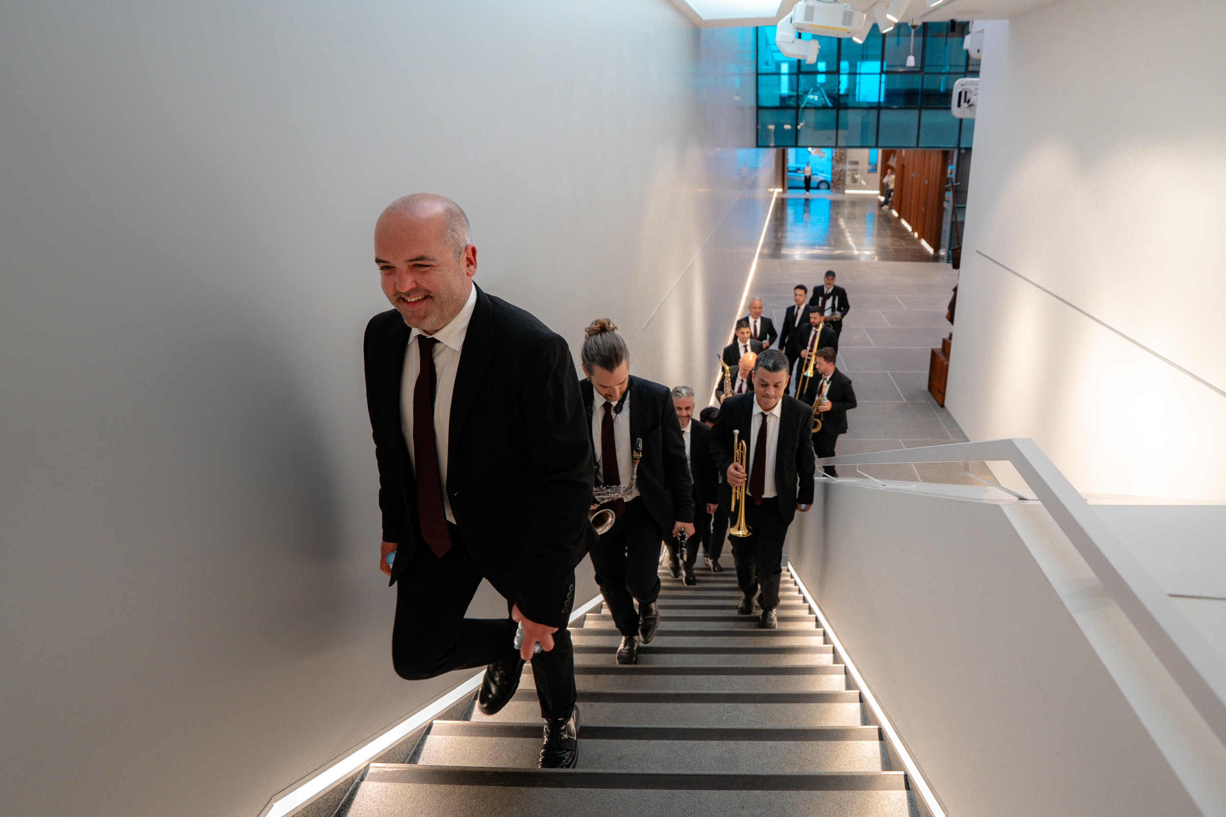 La orquesta subiendo la escalera