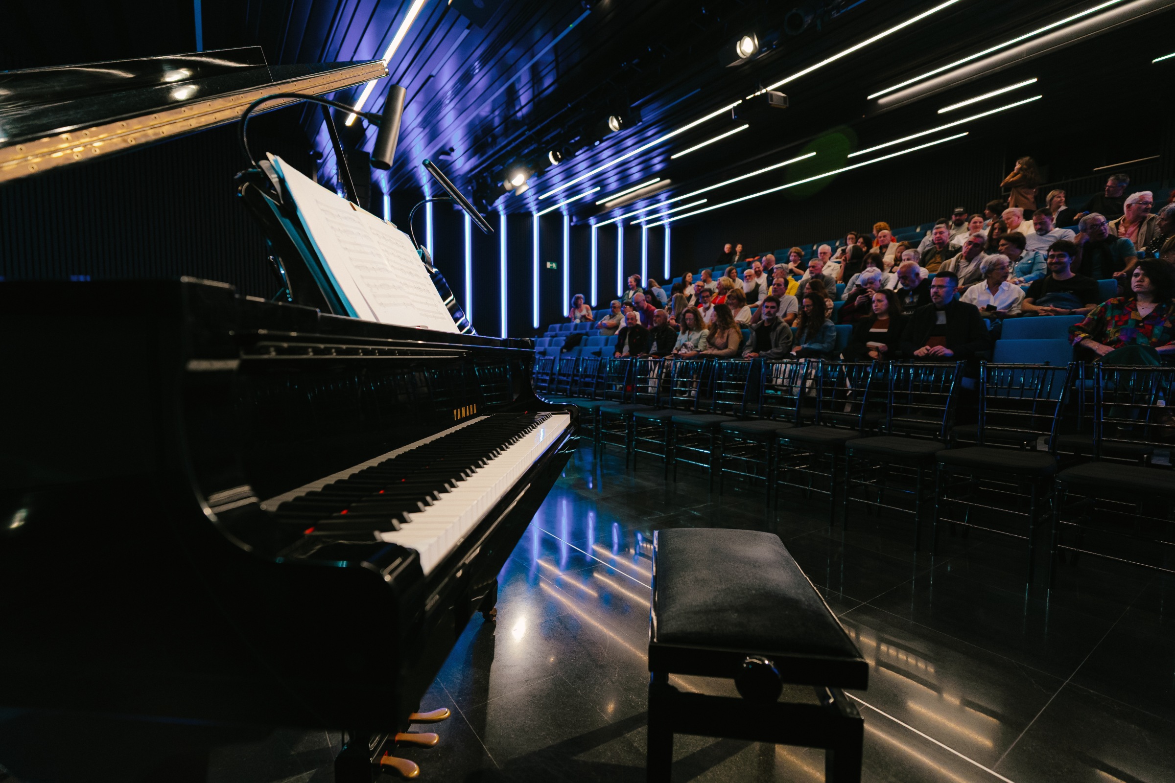 El club de noche, público y escenario