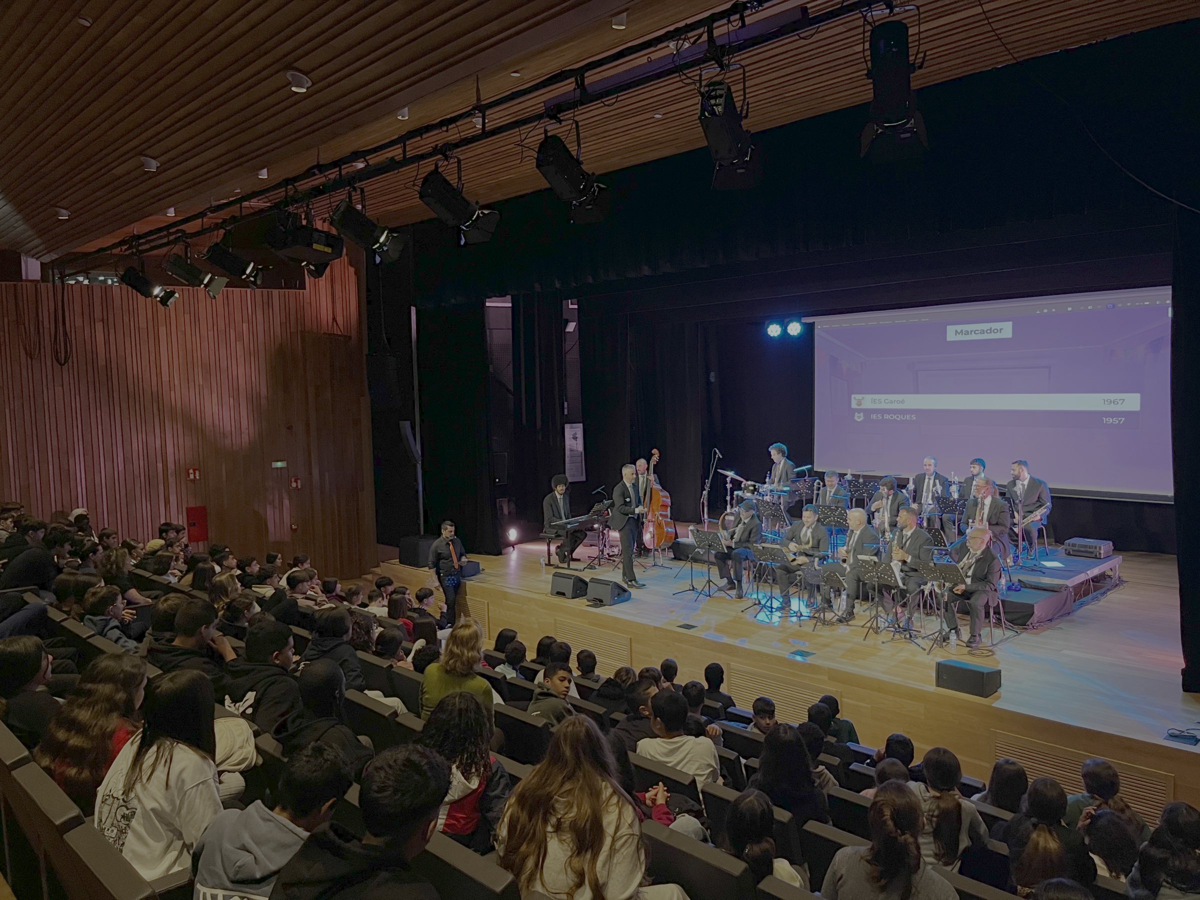 Concierto didáctico con la orquesta y el instituto en el patio de butacas