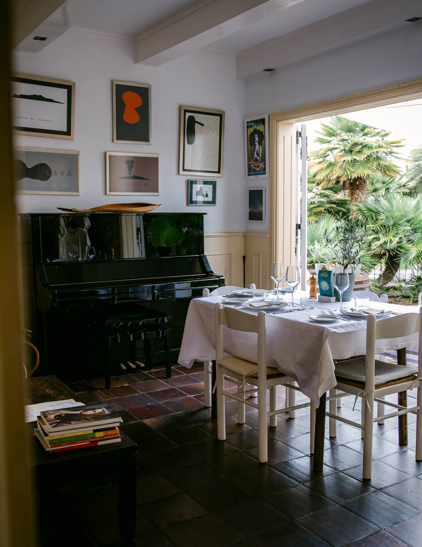 El comedor del Muxacho, con el piano y el patio al fondo