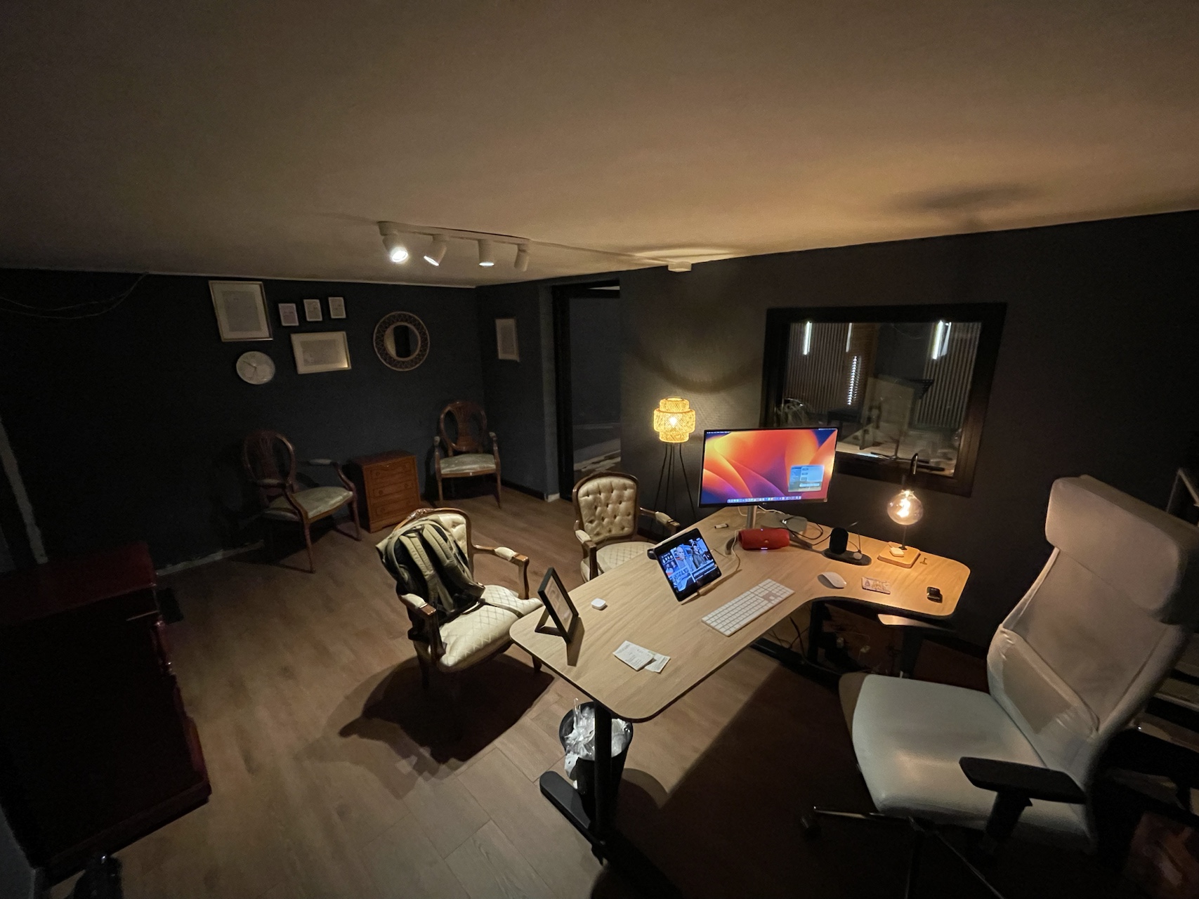 La sala anexa, despacho y control room